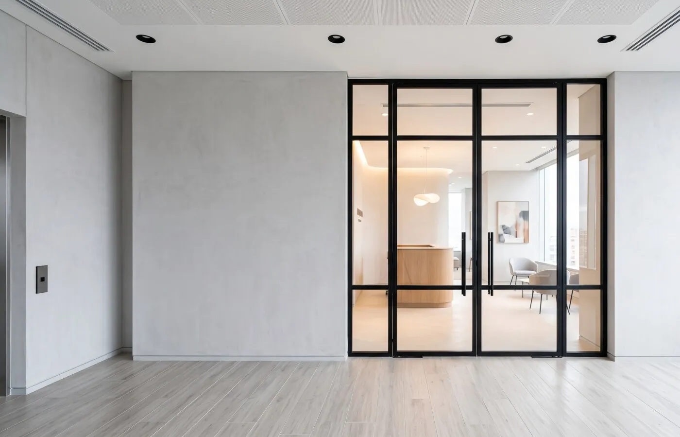 Fachada de una clínica dental, materiales nobles, luz de día.