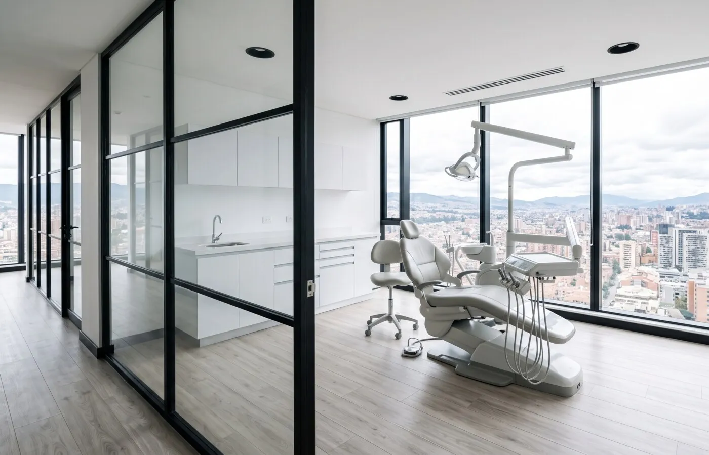Sala de tratamiento minimalista y vacía, luz de día suave.