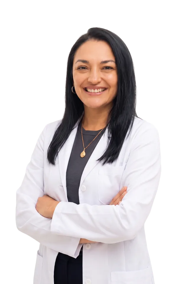 Retrato de Dra. Alexandra Martínez, especialista en rehabilitación oral.
